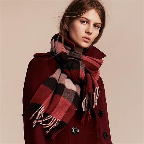 how to wear large burberry scarf